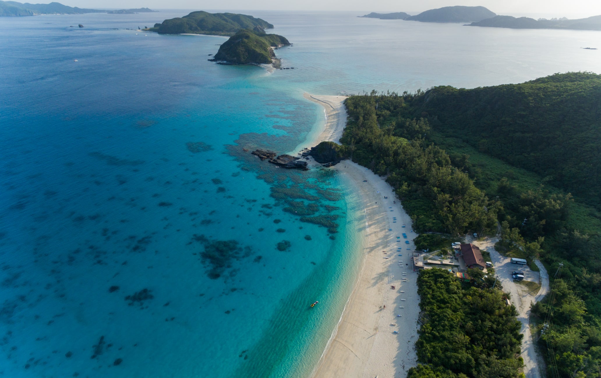 Okinawa além das praias: cultura Ryukyu, recifes e memória no sul do Japão