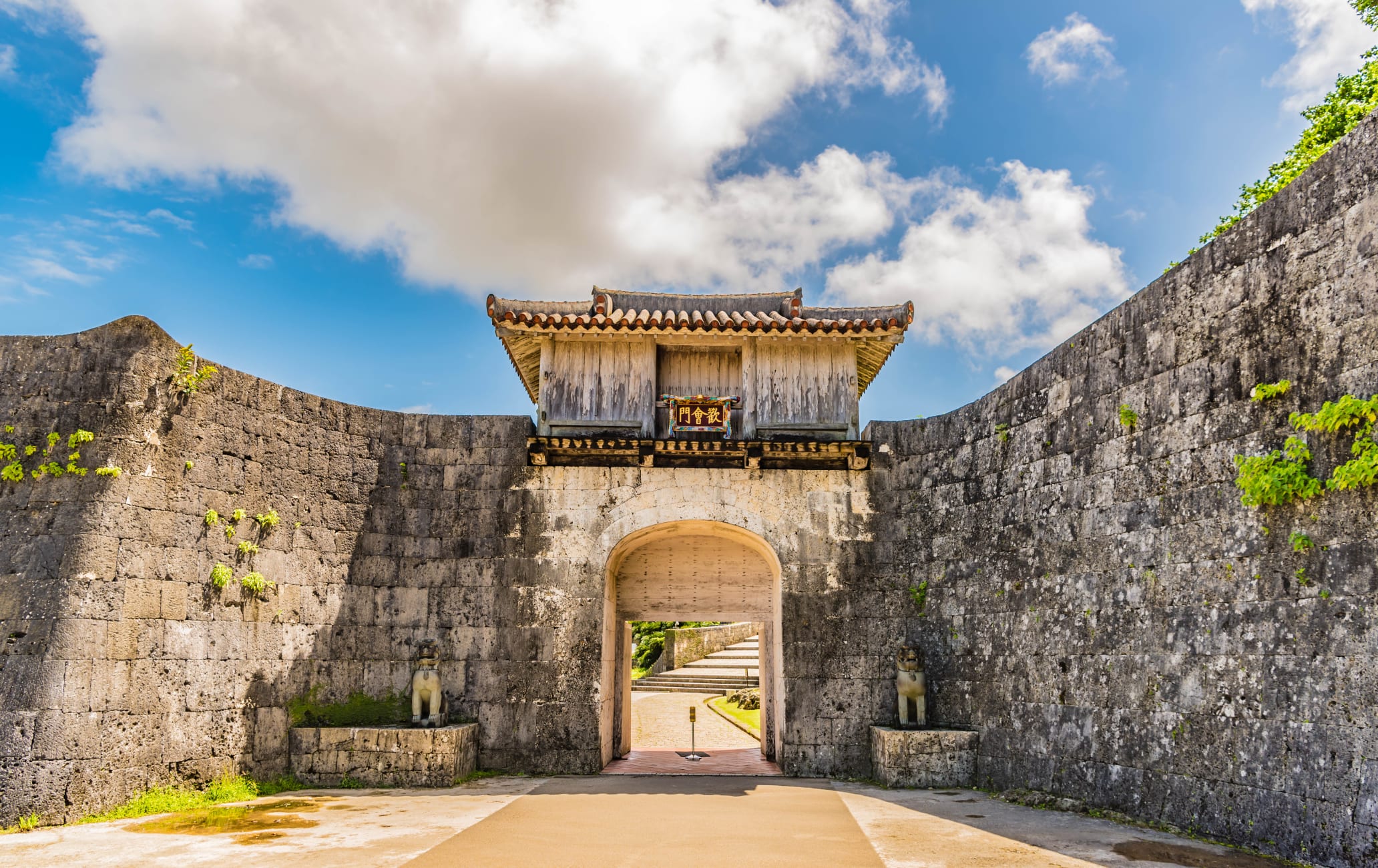 Okinawa além das praias: cultura Ryukyu, recifes e memória no sul do Japão